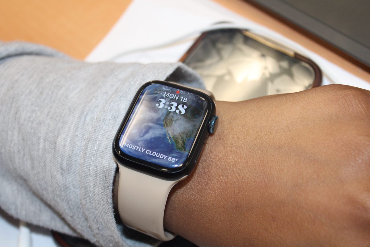 The Apple Watch automatically adjusts for daylight savings.